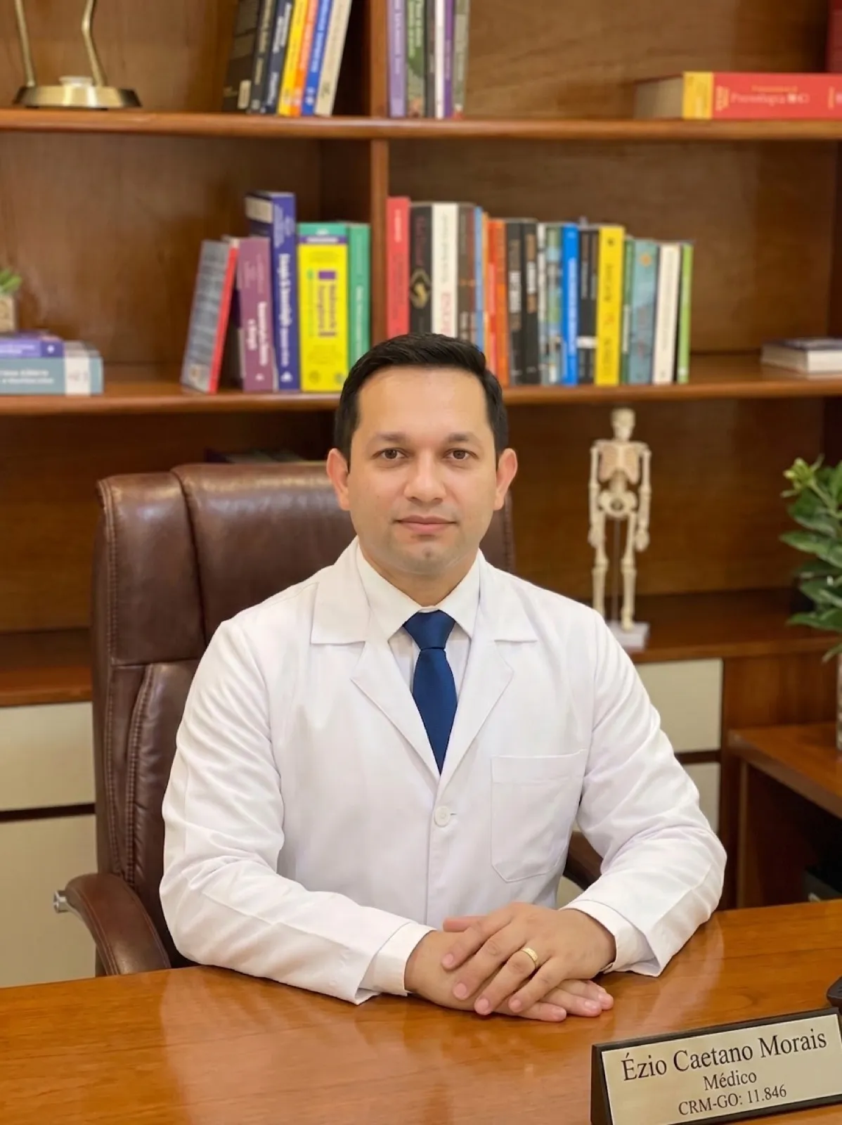 Dr. Ezio Caetano Morais em sua mesa de consultório