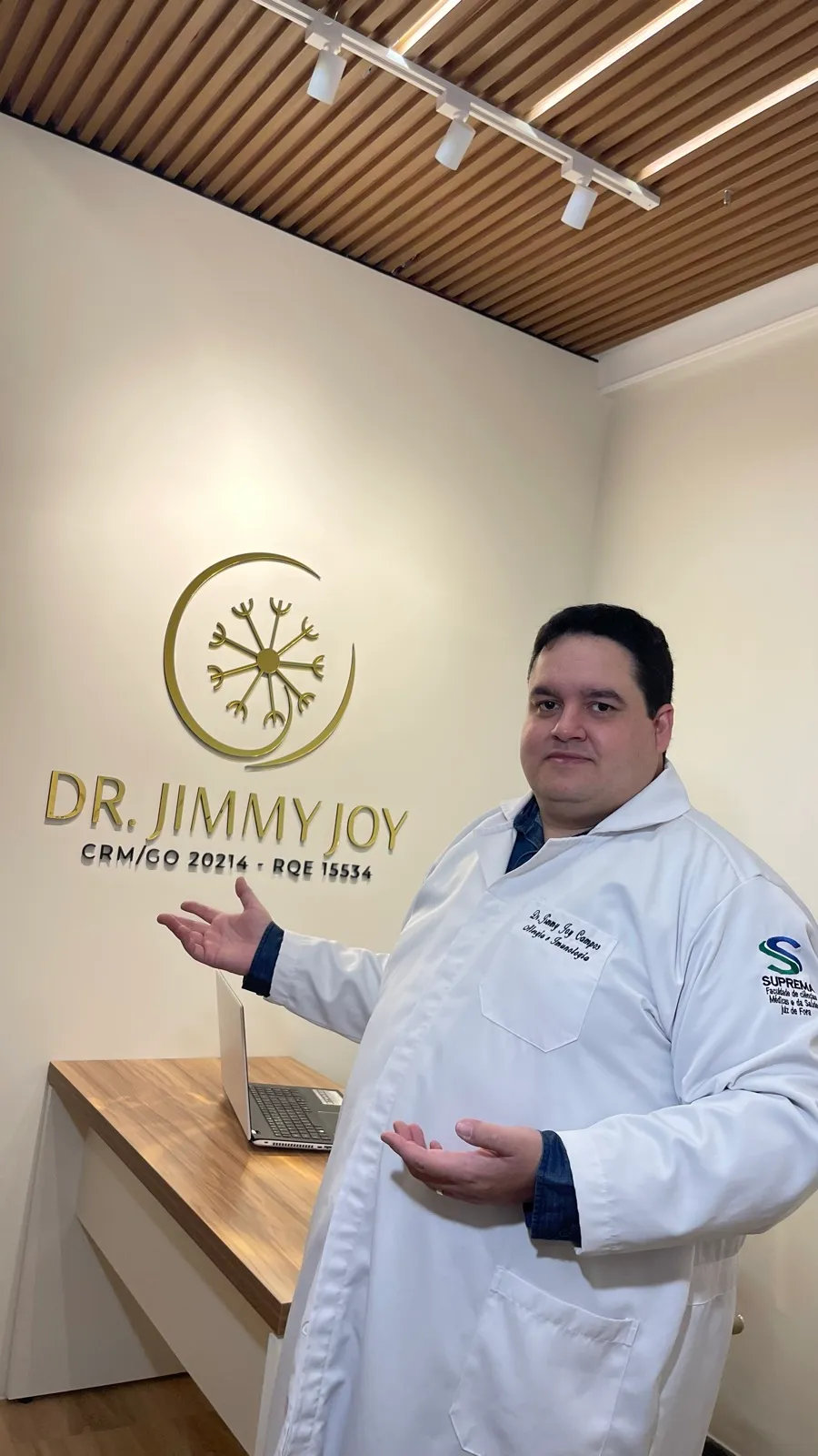 Dr. Jimmy Joy Campos apresentando seu consultório
