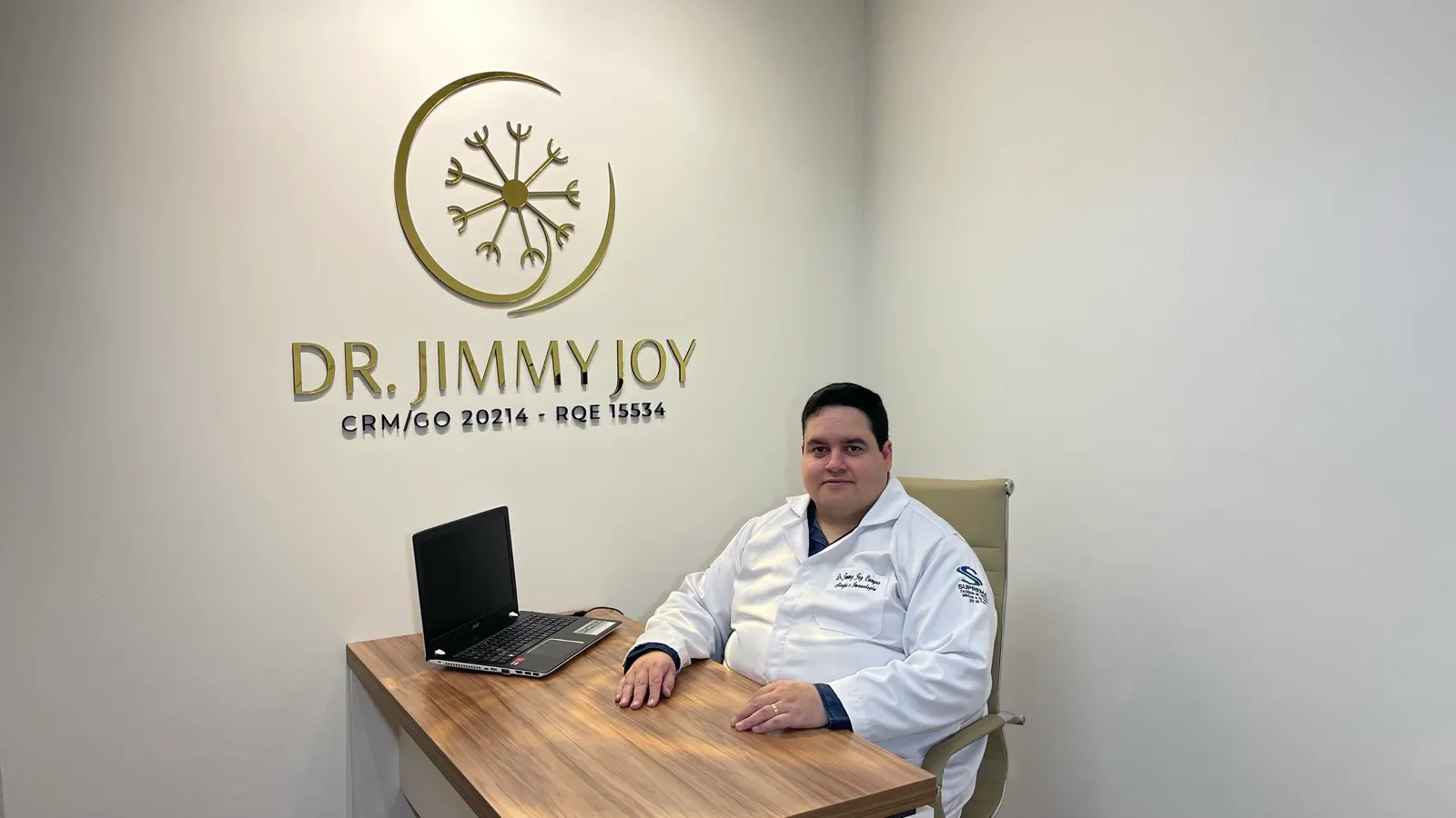 Consultório do Dr. Jimmy Joy Campos, com o logotipo do médico na parede